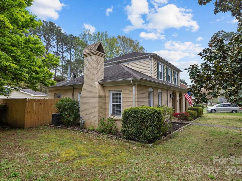 6807 Stoney Ridge Road, Matthews, NC 28104.  MLS# CAR4241286, YatesRealty ID 28444. 