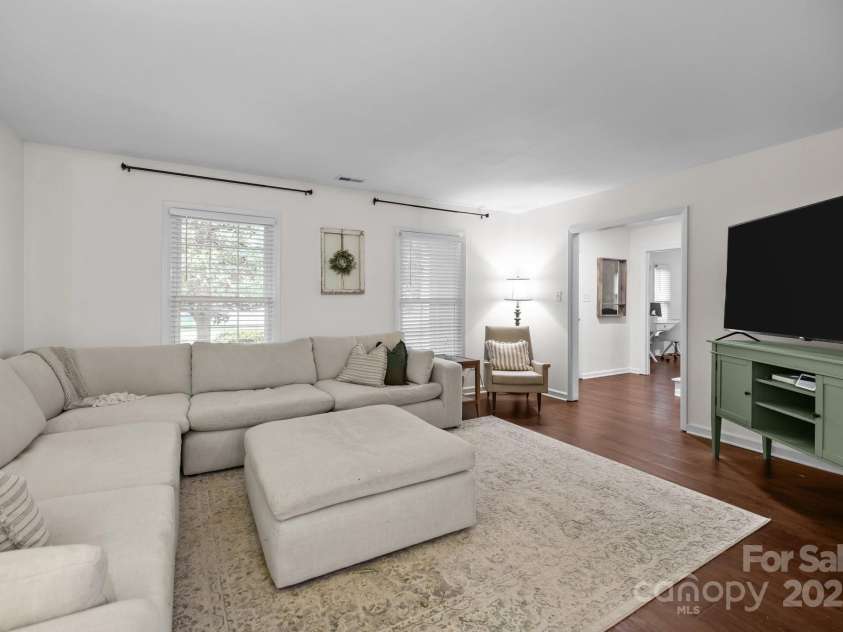 6807 Stoney Ridge Road, Matthews, NC 28104.  MLS# CAR4241286, YatesRealty ID 28444. 