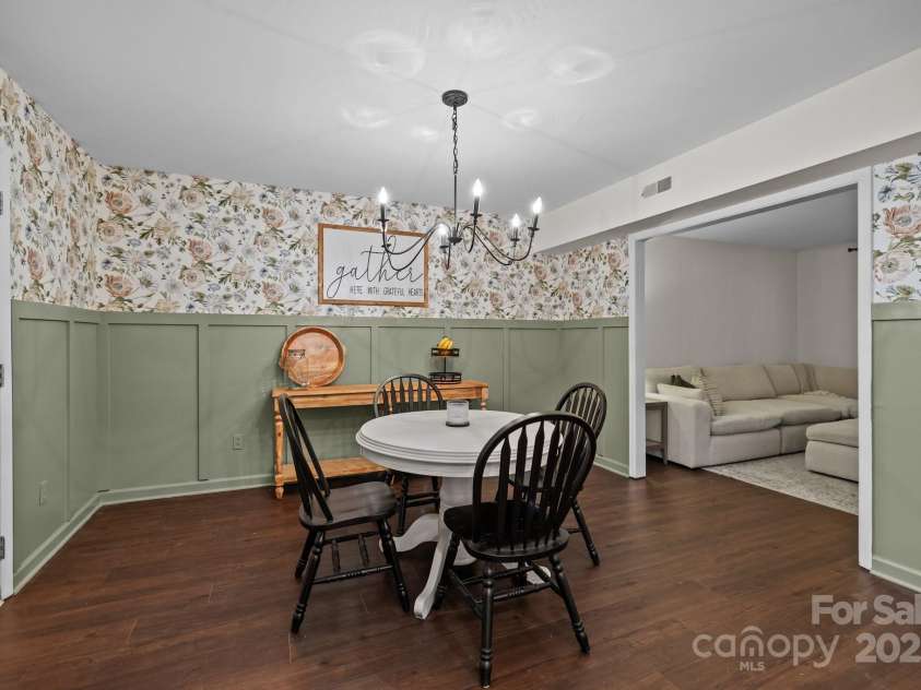 6807 Stoney Ridge Road, Matthews, NC 28104.  MLS# CAR4241286, YatesRealty ID 28444. 