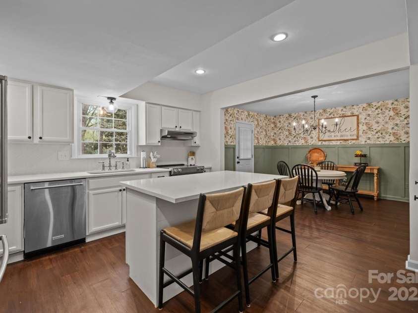 6807 Stoney Ridge Road, Matthews, NC 28104.  MLS# CAR4241286, YatesRealty ID 28444. 