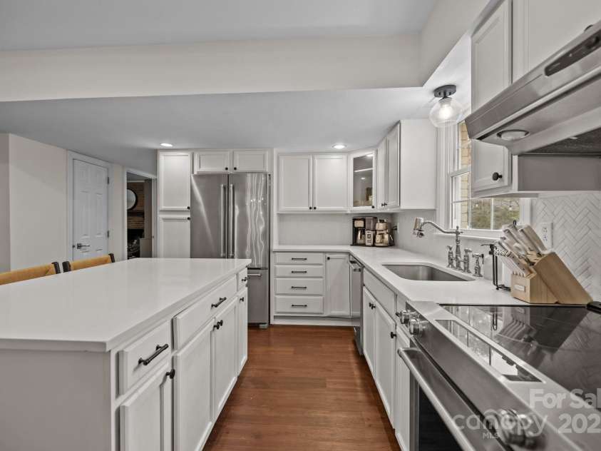 6807 Stoney Ridge Road, Matthews, NC 28104.  MLS# CAR4241286, YatesRealty ID 28444. 