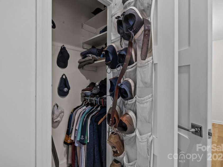 6807 Stoney Ridge Road, Matthews, NC 28104.  MLS# CAR4241286, YatesRealty ID 28444. 