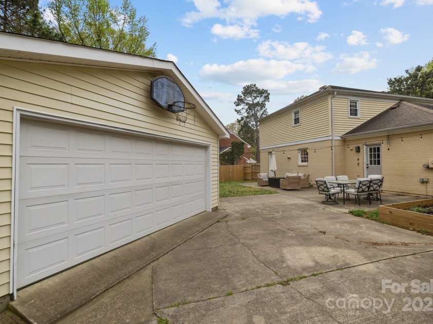 6807 Stoney Ridge Road, Matthews, NC 28104.  MLS# CAR4241286, YatesRealty ID 28444. 