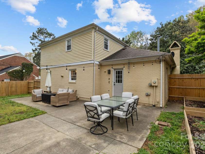 6807 Stoney Ridge Road, Matthews, NC 28104.  MLS# CAR4241286, YatesRealty ID 28444. 