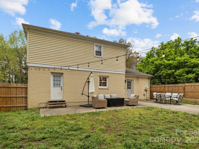 6807 Stoney Ridge Road, Matthews, NC 28104.  MLS# CAR4241286, YatesRealty ID 28444. 