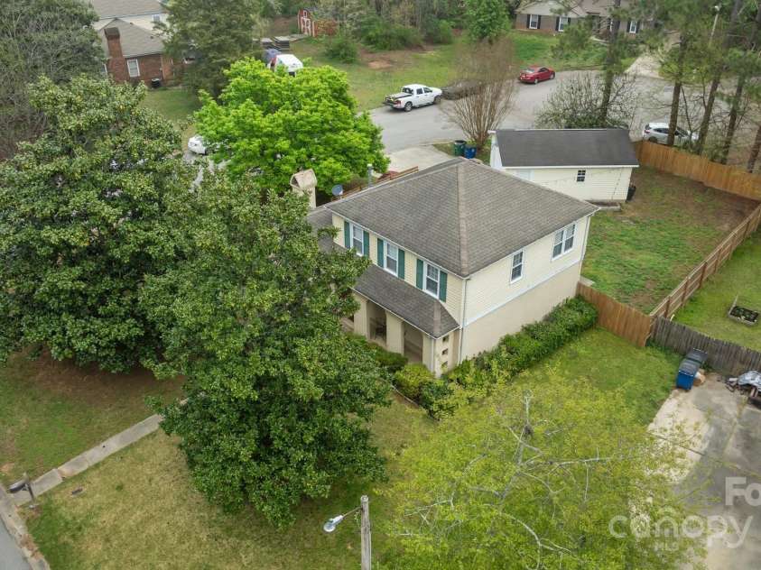 6807 Stoney Ridge Road, Matthews, NC 28104.  MLS# CAR4241286, YatesRealty ID 28444. 