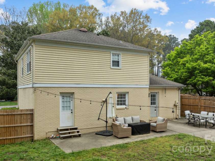 6807 Stoney Ridge Road, Matthews, NC 28104.  MLS# CAR4241286, YatesRealty ID 28444. 