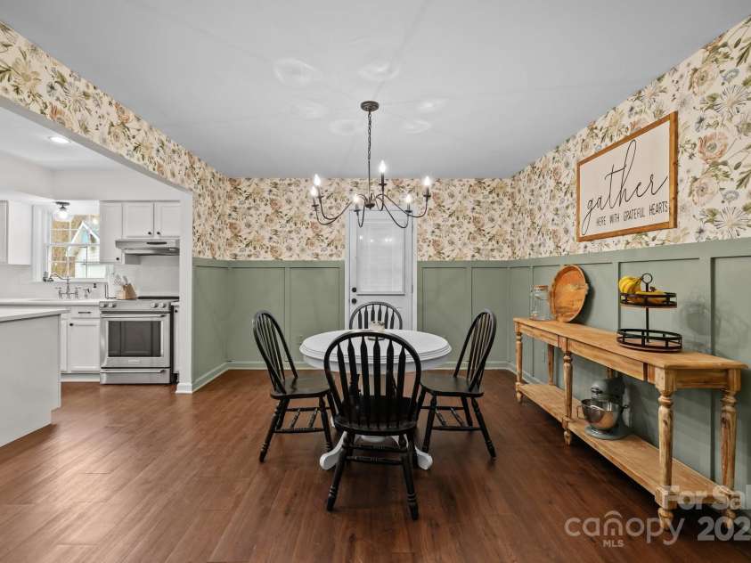 6807 Stoney Ridge Road, Matthews, NC 28104.  MLS# CAR4241286, YatesRealty ID 28444. Dining