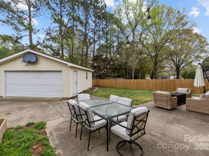 6807 Stoney Ridge Road, Matthews, NC 28104.  MLS# CAR4241286, YatesRealty ID 28444. Great back yard