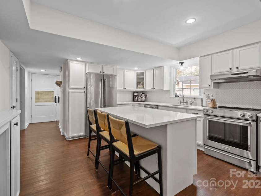 6807 Stoney Ridge Road, Matthews, NC 28104.  MLS# CAR4241286, YatesRealty ID 28444. Kitchen