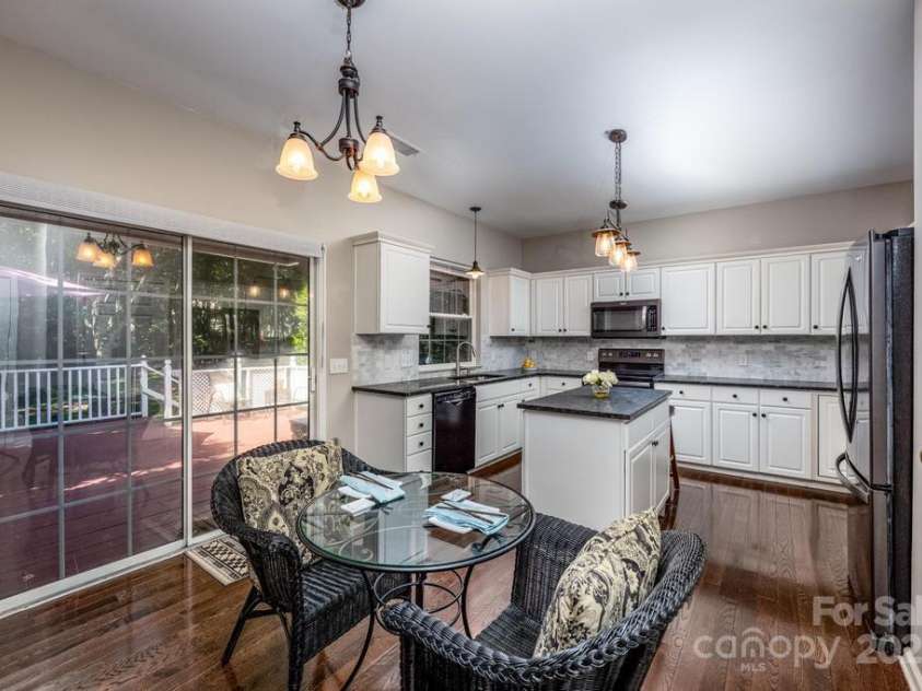 8412 Bridgestone Drive, Huntersville, NC 28078.  MLS# CAR4278792, YatesRealty ID 28445. Eat-in kitchen