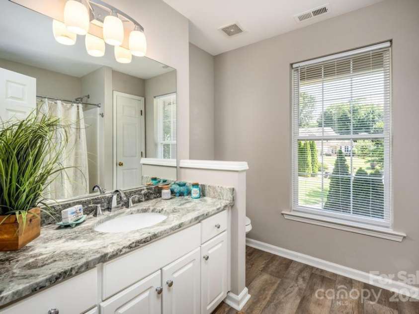 8412 Bridgestone Drive, Huntersville, NC 28078.  MLS# CAR4278792, YatesRealty ID 28445. Large second full bathroom