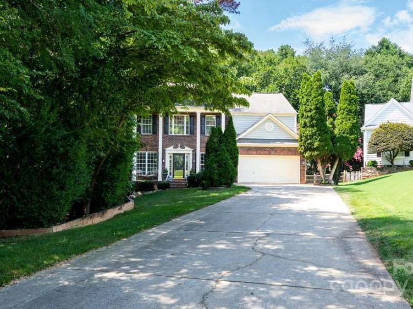 8412 Bridgestone Drive, Huntersville, NC 28078.  MLS# CAR4278792, YatesRealty ID 28445. Long driveway with ample parking space