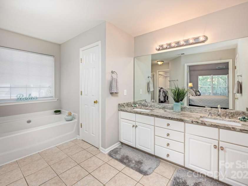 8412 Bridgestone Drive, Huntersville, NC 28078.  MLS# CAR4278792, YatesRealty ID 28445. Main bathroom with double vanity, garden tub and shower.
