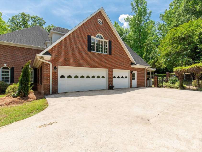 1933 Tara Trail, Lancaster, SC 29720.  MLS# CAR4383527, YatesRealty ID 28446. 