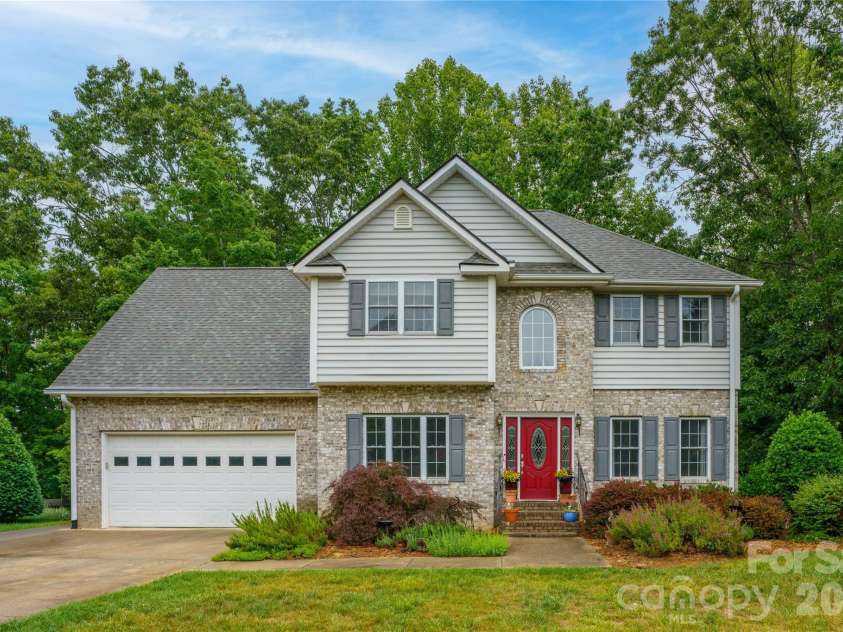 100 Welwyn Lane, Asheville, NC 28805.  MLS# CAR4382171, YatesRealty ID 28447. 