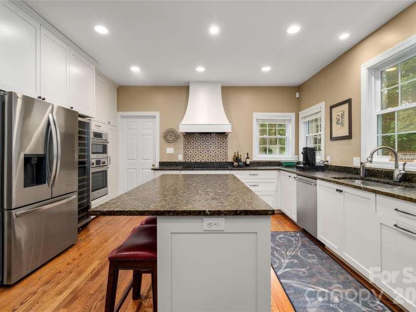 100 Welwyn Lane, Asheville, NC 28805.  MLS# CAR4382171, YatesRealty ID 28447. 