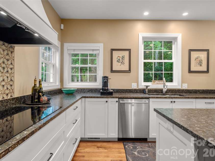 100 Welwyn Lane, Asheville, NC 28805.  MLS# CAR4382171, YatesRealty ID 28447. 