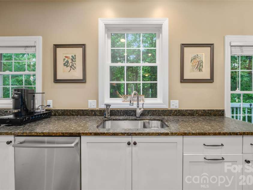 100 Welwyn Lane, Asheville, NC 28805.  MLS# CAR4382171, YatesRealty ID 28447. 