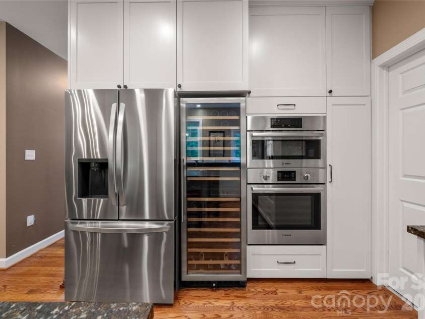 100 Welwyn Lane, Asheville, NC 28805.  MLS# CAR4382171, YatesRealty ID 28447. 