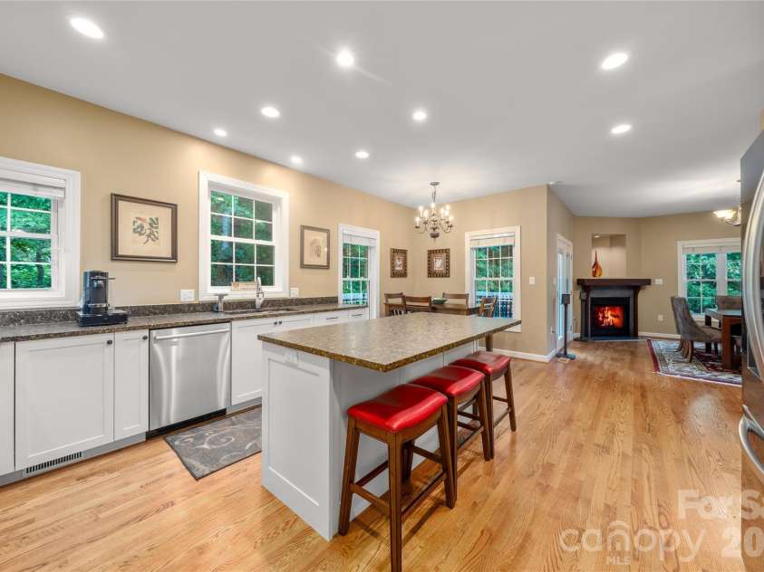 100 Welwyn Lane, Asheville, NC 28805.  MLS# CAR4382171, YatesRealty ID 28447. 