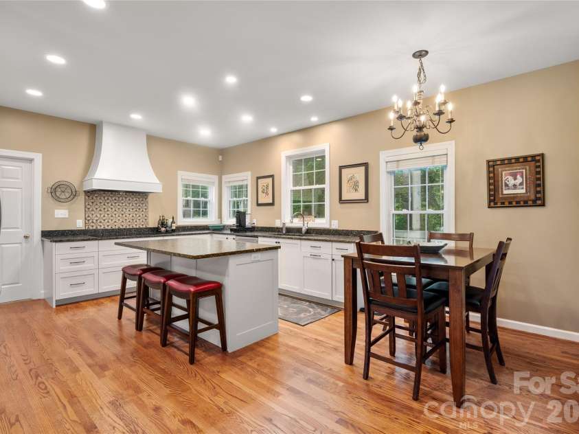 100 Welwyn Lane, Asheville, NC 28805.  MLS# CAR4382171, YatesRealty ID 28447. 