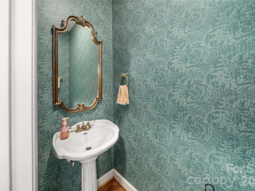100 Welwyn Lane, Asheville, NC 28805.  MLS# CAR4382171, YatesRealty ID 28447. 