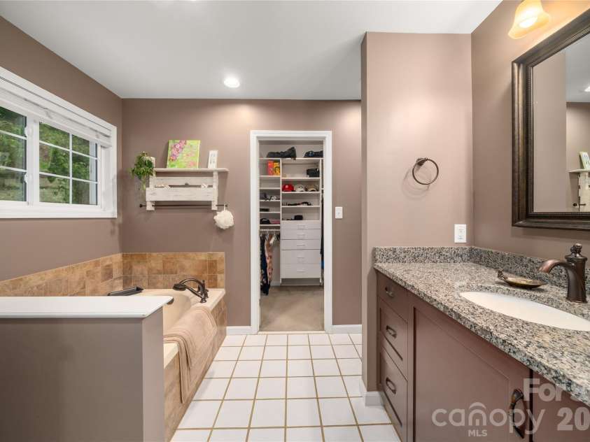 100 Welwyn Lane, Asheville, NC 28805.  MLS# CAR4382171, YatesRealty ID 28447. 