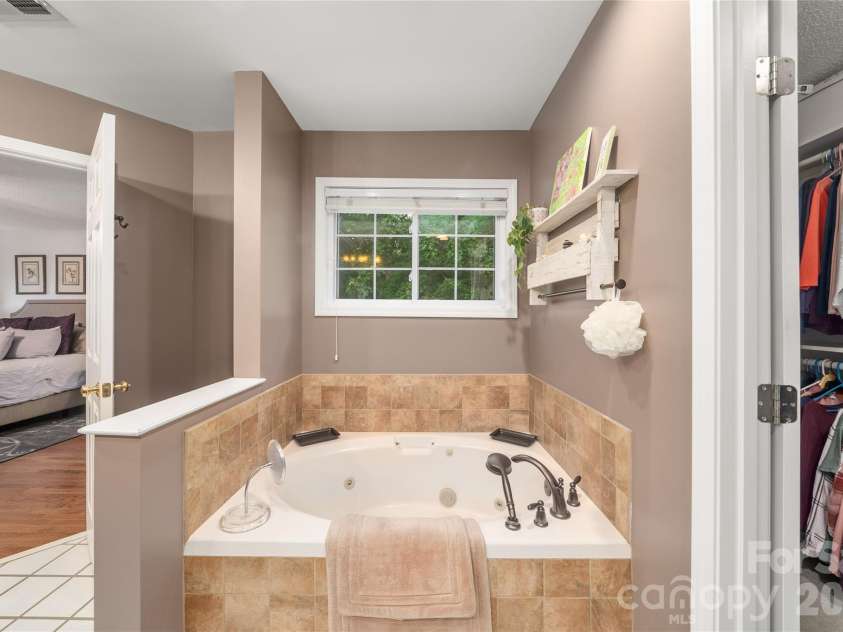100 Welwyn Lane, Asheville, NC 28805.  MLS# CAR4382171, YatesRealty ID 28447. 