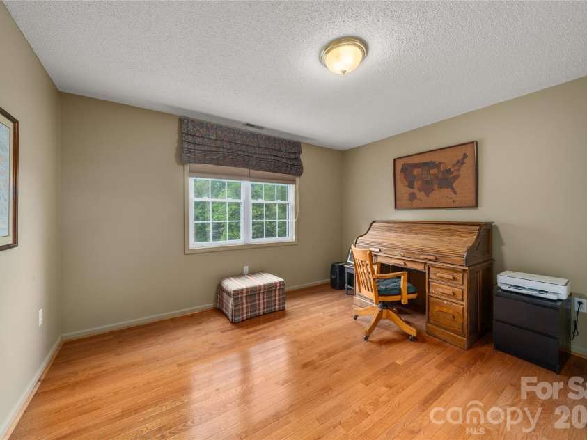 100 Welwyn Lane, Asheville, NC 28805.  MLS# CAR4382171, YatesRealty ID 28447. 