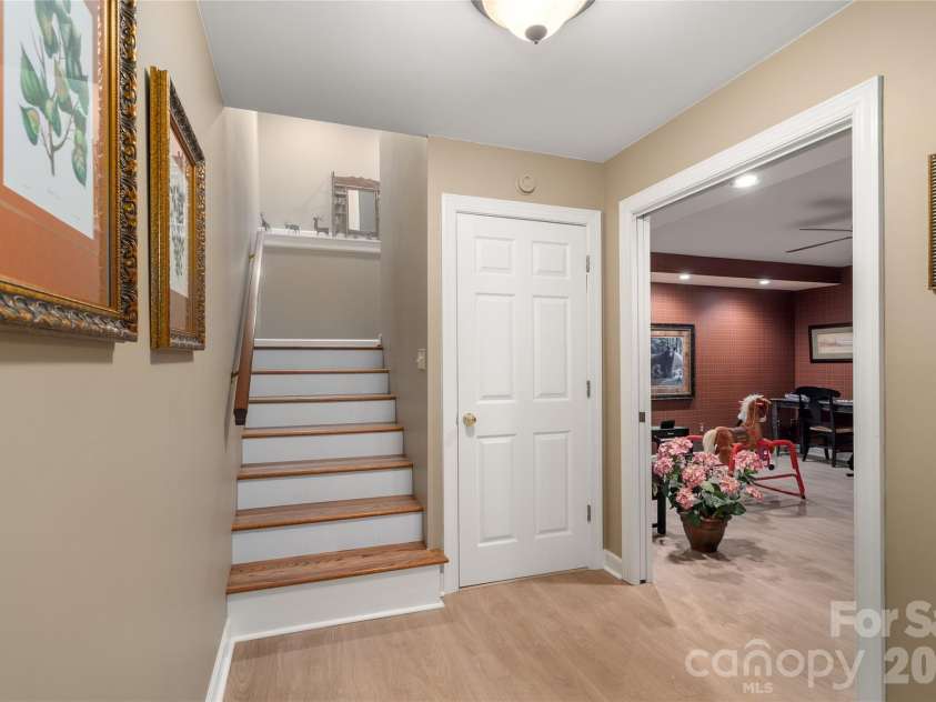 100 Welwyn Lane, Asheville, NC 28805.  MLS# CAR4382171, YatesRealty ID 28447. 