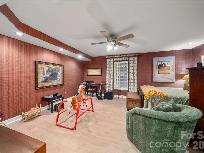 100 Welwyn Lane, Asheville, NC 28805.  MLS# CAR4382171, YatesRealty ID 28447. 