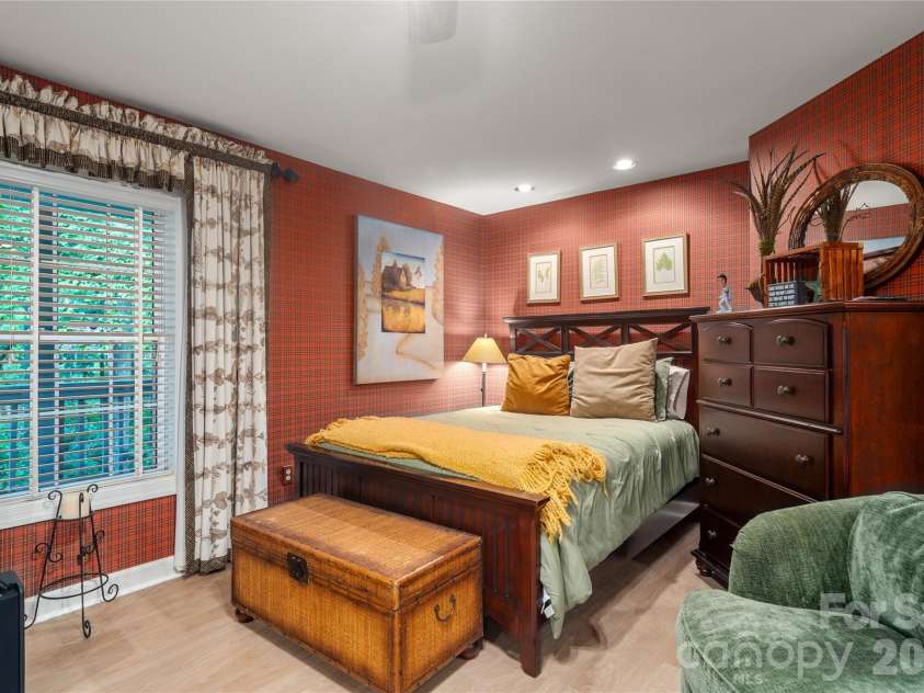 100 Welwyn Lane, Asheville, NC 28805.  MLS# CAR4382171, YatesRealty ID 28447. 