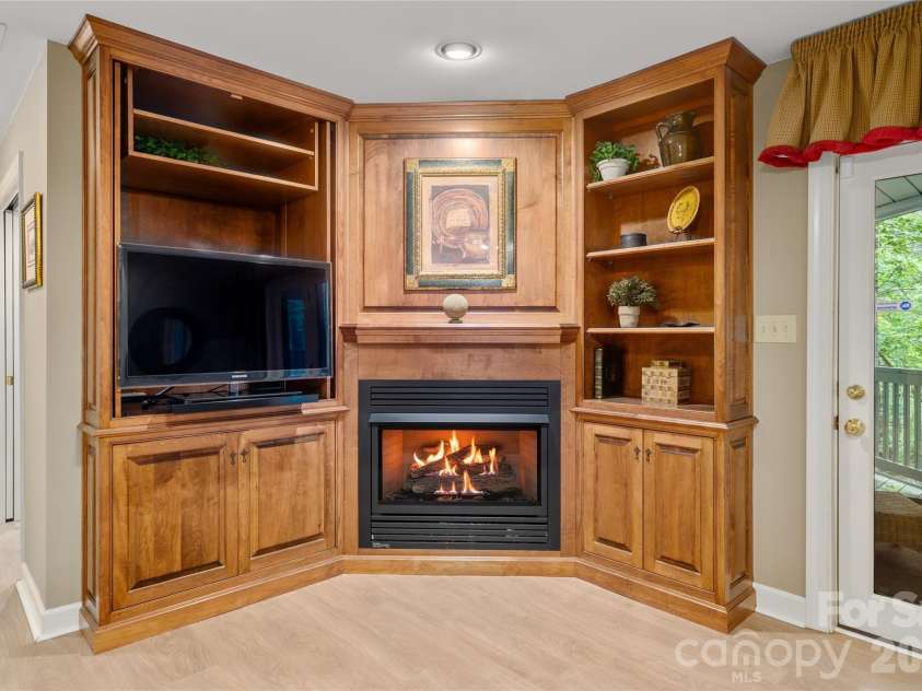 100 Welwyn Lane, Asheville, NC 28805.  MLS# CAR4382171, YatesRealty ID 28447. 