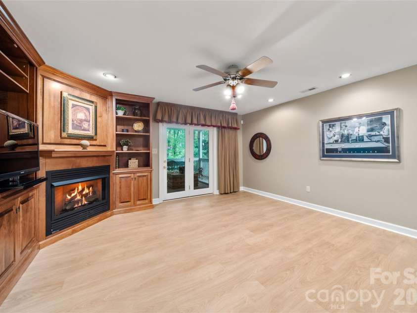 100 Welwyn Lane, Asheville, NC 28805.  MLS# CAR4382171, YatesRealty ID 28447. 