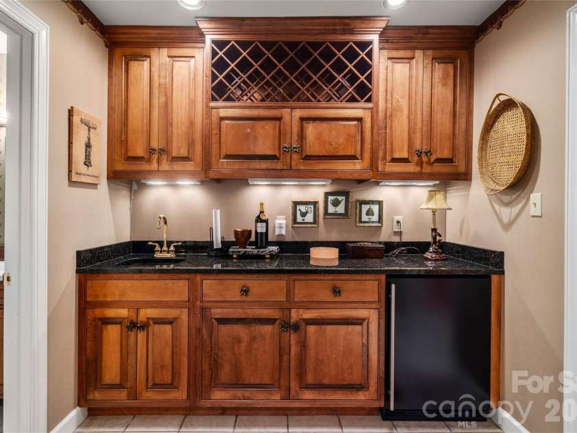 100 Welwyn Lane, Asheville, NC 28805.  MLS# CAR4382171, YatesRealty ID 28447. 