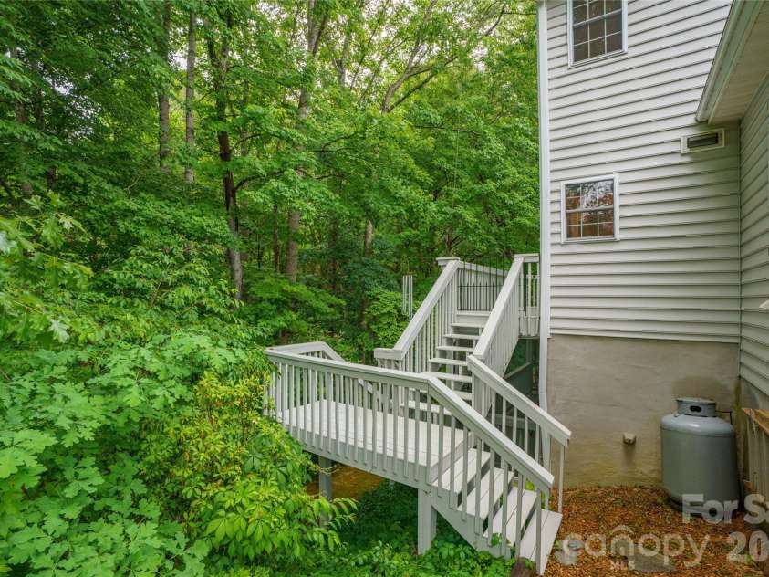 100 Welwyn Lane, Asheville, NC 28805.  MLS# CAR4382171, YatesRealty ID 28447. 