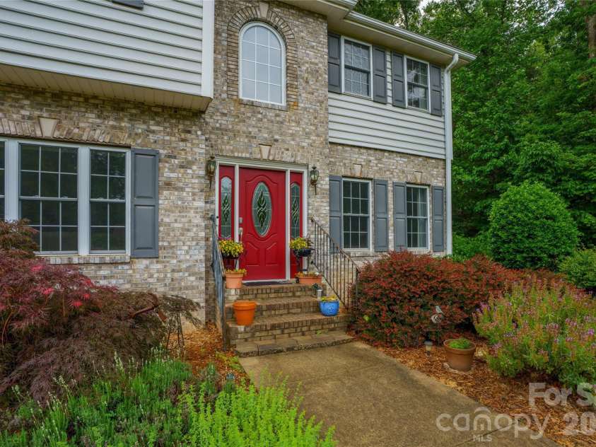 100 Welwyn Lane, Asheville, NC 28805.  MLS# CAR4382171, YatesRealty ID 28447. 