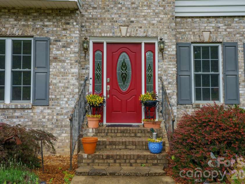 100 Welwyn Lane, Asheville, NC 28805.  MLS# CAR4382171, YatesRealty ID 28447. 