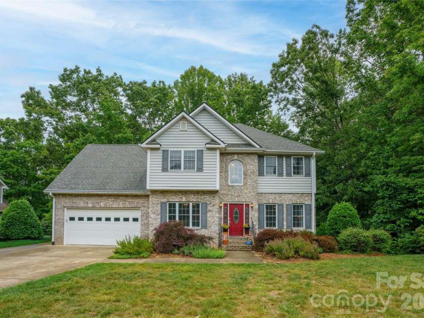 100 Welwyn Lane, Asheville, NC 28805.  MLS# CAR4382171, YatesRealty ID 28447. 
