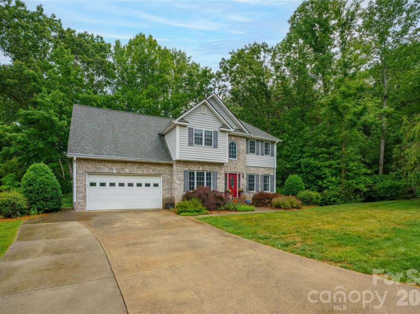 100 Welwyn Lane, Asheville, NC 28805.  MLS# CAR4382171, YatesRealty ID 28447. 