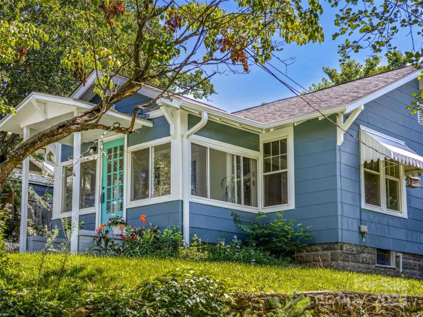 11 Craig Circle, Asheville, NC 28805.  MLS# CAR4276774, YatesRealty ID 28448. 