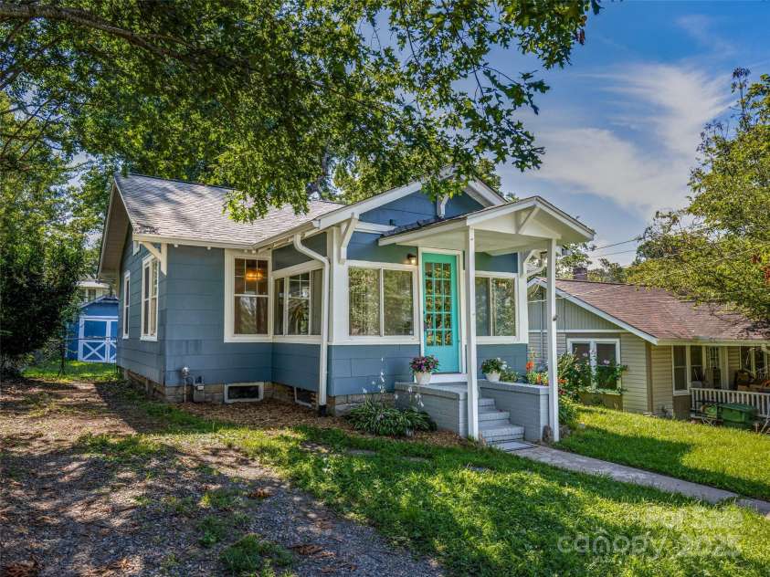 11 Craig Circle, Asheville, NC 28805.  MLS# CAR4276774, YatesRealty ID 28448. 