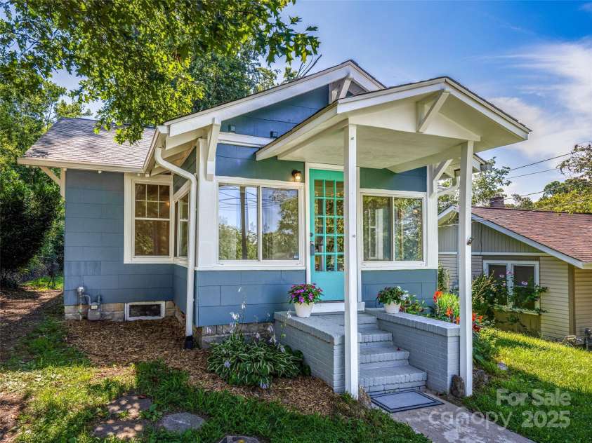 11 Craig Circle, Asheville, NC 28805.  MLS# CAR4276774, YatesRealty ID 28448. 