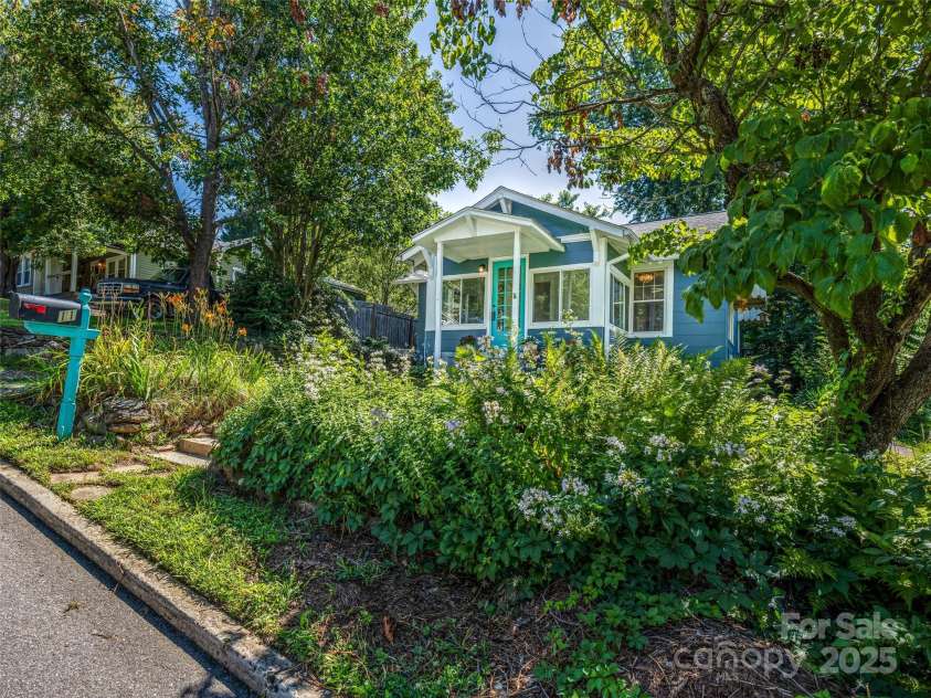 11 Craig Circle, Asheville, NC 28805.  MLS# CAR4276774, YatesRealty ID 28448. 