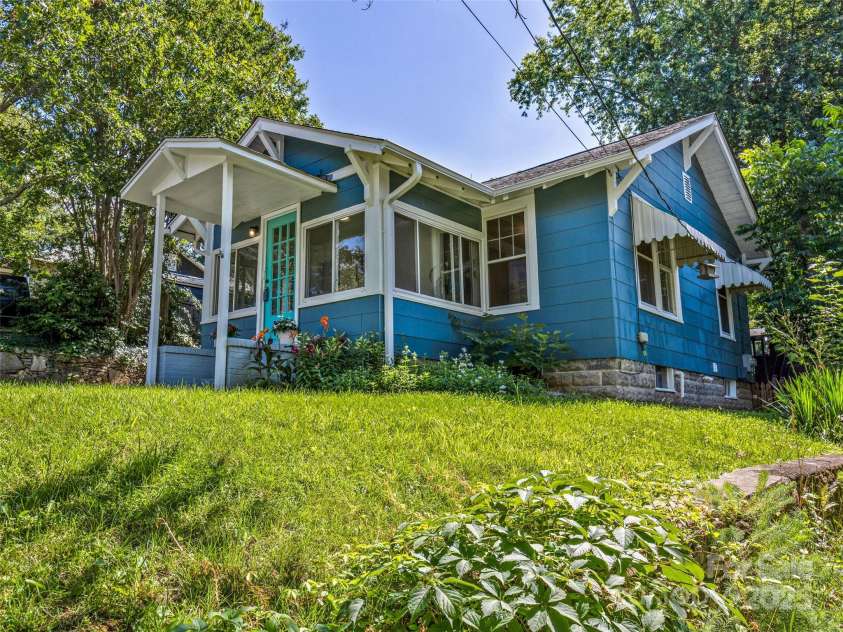 11 Craig Circle, Asheville, NC 28805.  MLS# CAR4276774, YatesRealty ID 28448. 