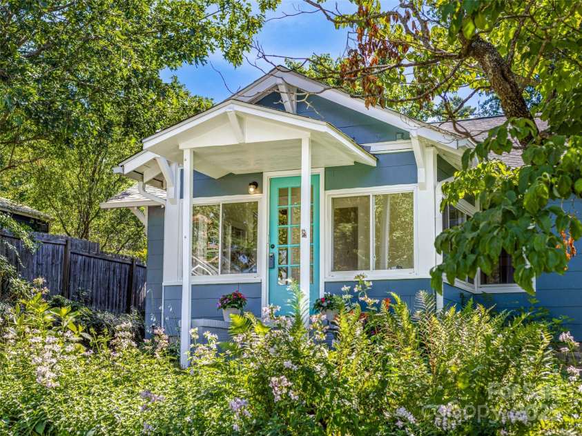 11 Craig Circle, Asheville, NC 28805.  MLS# CAR4276774, YatesRealty ID 28448. 