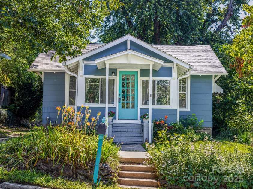 11 Craig Circle, Asheville, NC 28805.  MLS# CAR4276774, YatesRealty ID 28448. 