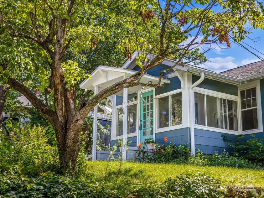 11 Craig Circle, Asheville, NC 28805.  MLS# CAR4276774, YatesRealty ID 28448. 