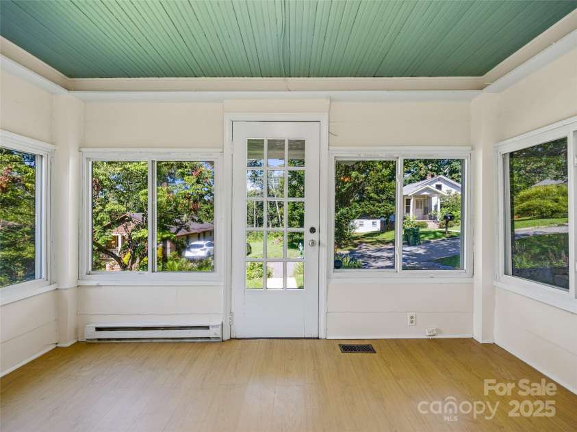 11 Craig Circle, Asheville, NC 28805.  MLS# CAR4276774, YatesRealty ID 28448. 